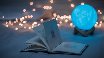 纪录片《深海奥秘》海报 - 深海潜水员与珊瑚礁的壮观景象